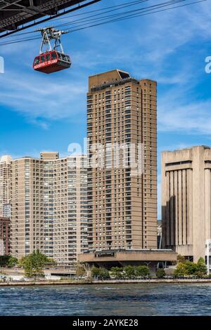 New YORK, USA - 13. OKTOBER: Blick auf die Seilbahn Roosevelt Island, die am 13. Oktober 2019 in New York über den Ostfluss führt Stockfoto