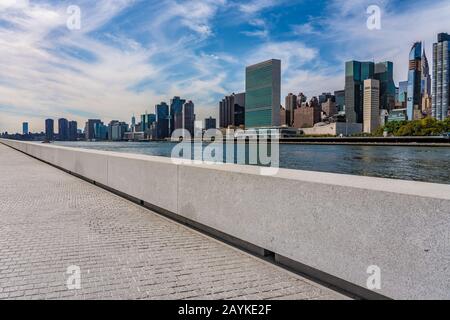 New YORK, USA - 13. OKTOBER: Weg im Roosevelt Four Freedoms Park mit den Stadtgebäuden von Manhattan und Manhattan über den Fluss am 13. Oktober 2019 in N Stockfoto