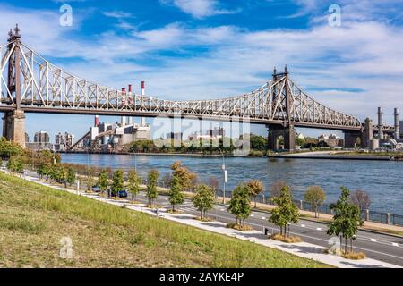 New YORK, USA - 13. OKTOBER: Blick auf die Ed Koch Queensboro Bridge von der Roosevelt Island, die am 13. Oktober 2019 in New York nach Long Island führt Stockfoto