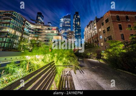 New YORK, USA - 13. OKTOBER: Nächtlicher Blick auf die Stadtgebäude von Manhattan im High Line Park, einem berühmten Reiseziel am 13. Oktober 2019 in New York Stockfoto