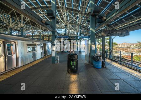 New YORK, USA - 14. OKTOBER: Dies ist ein Blick auf den U-Bahn-Bahnsteig am Bahnhof Coney Island am 14. Oktober 2019 in New York Stockfoto