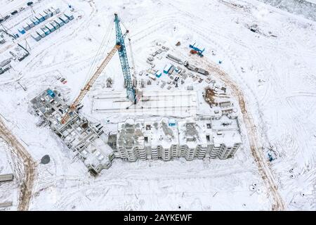 Luftbild Draufsicht über das im Winter in Bau befindliche Gebäude. Entwicklung eines städtischen Wohngebietes Stockfoto