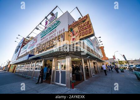 New YORK, USA - 14. OKTOBER: Dies ist Nathans Delicatessen, ein berühmtes amerikanisches Fast-Food-Restaurant auf Coney Island am 14. Oktober 2019 in New York Stockfoto