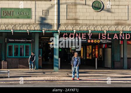 New YORK, USA - 14. OKTOBER: Dies ist der Bahnhof Coney Island, der die BMT-Linien des U-Bahn-Systems am 14. Oktober 2019 in New York bedient Stockfoto