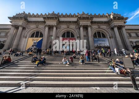 New YORK, USA - 15. OKTOBER: Dies ist der Eingang zum Museum of Modern Art, einem beliebten Reiseziel an der 5th Avenue am 15. Oktober 2019 in New Yo Stockfoto