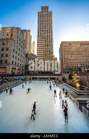 New YORK, USA - 15. OKTOBER: Eislaufen am Rockefeller Center, einem berühmten Touristenziel in Midtown Manhattan am 15. Oktober 2019 in New Stockfoto