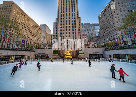 New YORK, USA - 15. OKTOBER: Eislaufen am Rockefeller Center, einem berühmten Touristenziel in Midtown Manhattan am 15. Oktober 2019 in New Stockfoto