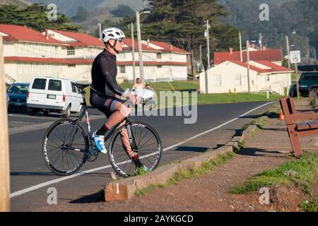 Ein Mann macht sich einen Rest vom Radsport am Rodeo Beach in den Marin Headlands Stockfoto