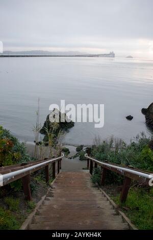 Die Sonnenaufgänge vom Strand in San Quentin, CA, können unglaubliche Szenen erzeugen. Stockfoto