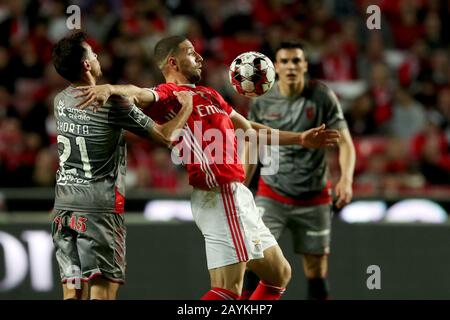 Lissabon, Portugal. Februar 2020. Adel Taarabt von SL Benfica (C) Vies mit Ricardo Horta vom SC Braga während eines portugiesischen Primeira Liga-Fußballspiels zwischen SL Benfica und SC Braga im Luz-Stadion in Lissabon, Portugal am 15. Februar 2020. Kredit: Petro Fiuza/Xinhua/Alamy Live News Stockfoto