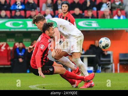 Augsburg, Deutschland. Februar 2020. Manuel Gulde (vorne) von Freiburg vies mit Florian Niederlechner von Augsburg bei einem Bundesliga-Spiel zwischen dem FC Augsburg und dem SC Freiburg in Augsburg, 15. Februar 2020. Credit: Philippe Ruiz/Xinhua/Alamy Live News Stockfoto