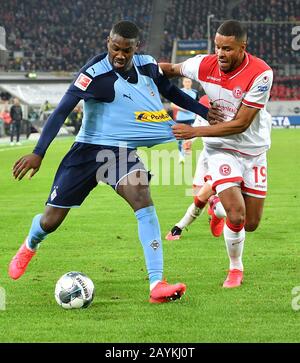 Düsseldorf, Deutschland. Februar 2020. Marcus Thuram (L) aus Mönchengladbach ist mit dem Düsseldorfer Mathisten Jorgensen bei einem Bundesliga-Spiel zwischen Borussia Mönchengladbach und Fortuna Düsseldorf am 15. Februar 2020 in Düsseldorf dabei. Kredit: Ulrich Hufnagel/Xinhua/Alamy Live News Stockfoto