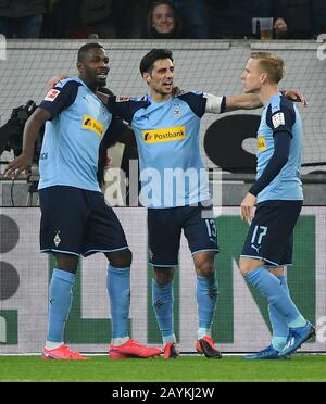 Düsseldorf, Deutschland. Februar 2020. Lars Stindl (C) aus Mönchengladbach feiert nach einem Treffer bei einem Bundesliga-Spiel zwischen Borussia Mönchengladbach und Fortuna Düsseldorf in Düsseldorf, 15. Februar 2020. Kredit: Ulrich Hufnagel/Xinhua/Alamy Live News Stockfoto