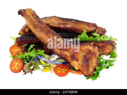Gegrillte Schweinerippen mit frischem Salat, isoliert auf weißem Grund Stockfoto
