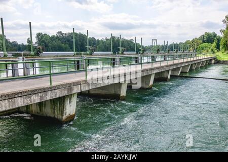 Anlagen rund um den historischen Hochablass, Teil des Augsburger Wassersystems Stockfoto