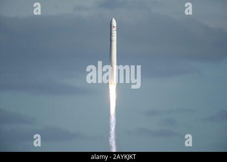 Wallops Island, USA. Februar 2020. Die Antares-Rakete, die das Cargus-Raumschiff Cygnus transportiert, hebt am 15. Februar 2020 von der Wallops Flight Facility der NASA in Wallops Island, Virginia, den Vereinigten Staaten, ab. Eine US-Rakete wurde am Samstag von der Wallops Flight Facility der NASA am östlichen Ufer von Virginia gestartet und transporierte Fracht mit der Rückvermittlungsmission der Raumfahrtagentur für die Internationale Raumstation (ISS). Credit: Ting Shen/Xinhua/Alamy Live News Stockfoto