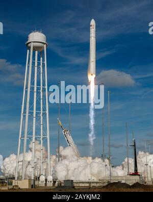 Wallops Island, USA. Februar 2020. Die Antares-Rakete, die das Cargus-Raumschiff Cygnus transportiert, hebt am 15. Februar 2020 von der Wallops Flight Facility der NASA in Wallops Island, Virginia, den Vereinigten Staaten, ab. Eine US-Rakete wurde am Samstag von der Wallops Flight Facility der NASA am östlichen Ufer von Virginia gestartet und transporierte Fracht mit der Rückvermittlungsmission der Raumfahrtagentur für die Internationale Raumstation (ISS). Credit: Ting Shen/Xinhua/Alamy Live News Stockfoto