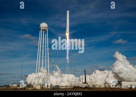 Wallops Island, USA. Februar 2020. Die Antares-Rakete, die das Cargus-Raumschiff Cygnus transportiert, hebt am 15. Februar 2020 von der Wallops Flight Facility der NASA in Wallops Island, Virginia, den Vereinigten Staaten, ab. Eine US-Rakete wurde am Samstag von der Wallops Flight Facility der NASA am östlichen Ufer von Virginia gestartet und transporierte Fracht mit der Rückvermittlungsmission der Raumfahrtagentur für die Internationale Raumstation (ISS). Credit: Ting Shen/Xinhua/Alamy Live News Stockfoto