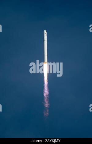 Wallops Island, USA. Februar 2020. Die Antares-Rakete, die das Cargus-Raumschiff Cygnus transportiert, hebt am 15. Februar 2020 von der Wallops Flight Facility der NASA in Wallops Island, Virginia, den Vereinigten Staaten, ab. Eine US-Rakete wurde am Samstag von der Wallops Flight Facility der NASA am östlichen Ufer von Virginia gestartet und transporierte Fracht mit der Rückvermittlungsmission der Raumfahrtagentur für die Internationale Raumstation (ISS). Credit: Ting Shen/Xinhua/Alamy Live News Stockfoto