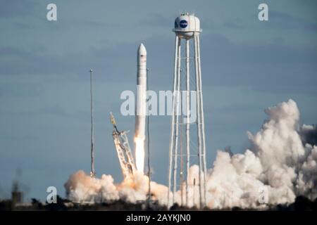 Wallops Island, USA. Februar 2020. Die Antares-Rakete, die das Cargus-Raumschiff Cygnus transportiert, hebt am 15. Februar 2020 von der Wallops Flight Facility der NASA in Wallops Island, Virginia, den Vereinigten Staaten, ab. Eine US-Rakete wurde am Samstag von der Wallops Flight Facility der NASA am östlichen Ufer von Virginia gestartet und transporierte Fracht mit der Rückvermittlungsmission der Raumfahrtagentur für die Internationale Raumstation (ISS). Credit: Ting Shen/Xinhua/Alamy Live News Stockfoto