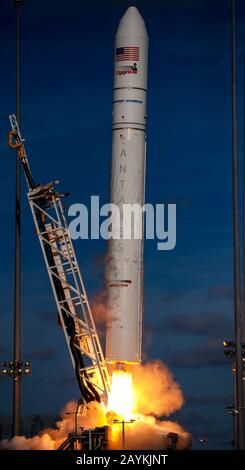 Wallops Island, USA. Februar 2020. Die Antares-Rakete, die das Cargus-Raumschiff Cygnus transportiert, hebt am 15. Februar 2020 von der Wallops Flight Facility der NASA in Wallops Island, Virginia, den Vereinigten Staaten, ab. Eine US-Rakete wurde am Samstag von der Wallops Flight Facility der NASA am östlichen Ufer von Virginia gestartet und transporierte Fracht mit der Rückvermittlungsmission der Raumfahrtagentur für die Internationale Raumstation (ISS). Credit: Ting Shen/Xinhua/Alamy Live News Stockfoto