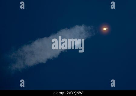 Wallops Island, USA. Februar 2020. Die Antares-Rakete, die das Cargus-Raumschiff Cygnus transportiert, hebt am 15. Februar 2020 von der Wallops Flight Facility der NASA in Wallops Island, Virginia, den Vereinigten Staaten, ab. Eine US-Rakete wurde am Samstag von der Wallops Flight Facility der NASA am östlichen Ufer von Virginia gestartet und transporierte Fracht mit der Rückvermittlungsmission der Raumfahrtagentur für die Internationale Raumstation (ISS). Credit: Ting Shen/Xinhua/Alamy Live News Stockfoto