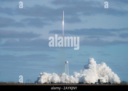 Wallops Island, USA. Februar 2020. Die Antares-Rakete, die das Cargus-Raumschiff Cygnus transportiert, hebt am 15. Februar 2020 von der Wallops Flight Facility der NASA in Wallops Island, Virginia, den Vereinigten Staaten, ab. Eine US-Rakete wurde am Samstag von der Wallops Flight Facility der NASA am östlichen Ufer von Virginia gestartet und transporierte Fracht mit der Rückvermittlungsmission der Raumfahrtagentur für die Internationale Raumstation (ISS). Credit: Ting Shen/Xinhua/Alamy Live News Stockfoto