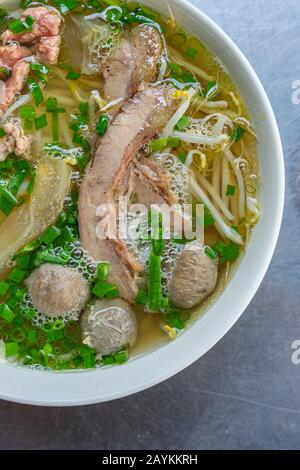 Vertikales Foto berühmter vietnamesischer Speisen - traditioneller Pho Nudle Stockfoto