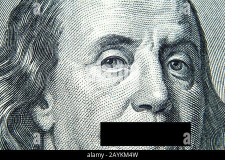 Nahaufnahme des Portraits von US-Präsident Benjamin Franklin mit Mundpropaganda, das auf einem Hundert-Dollar-Gesetz geschlossen wurde. Globale Finanz- und Wirtschaftskrise, Markt Stockfoto