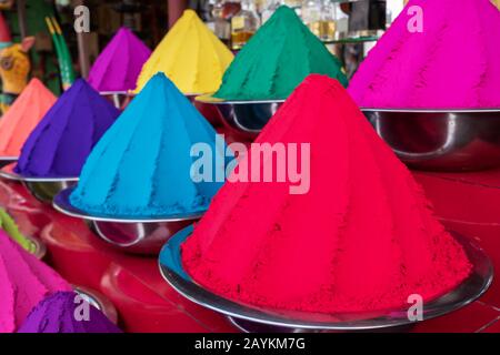 Bunte Stapel von pulverförmigen Farbstoffen, die für das Holi Festival verwendet werden Stockfoto