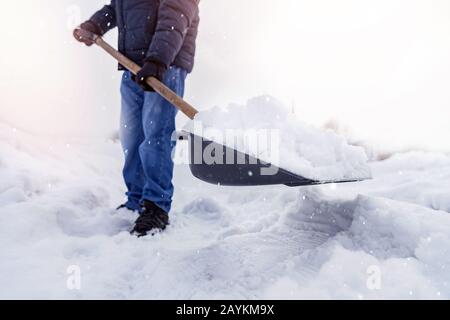 Stadtdienst Reinigung Schnee Winter mit Schaufel nach Schneesturm Hof Stockfoto