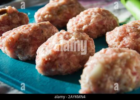 Hausgemachte Hackfleischschnitzel aus natürlichen Zutaten zum Braten in einer Pfanne. Selektiver Fokus. Stockfoto