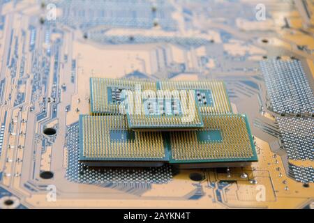 Viele Computer-CPU-Nahaufnahme auf dem Motherboard-Hintergrund, Sockel der zentralen Prozesseinheit, Anschluss von cpu mit Motherboard, Aufbau des Pro Stockfoto