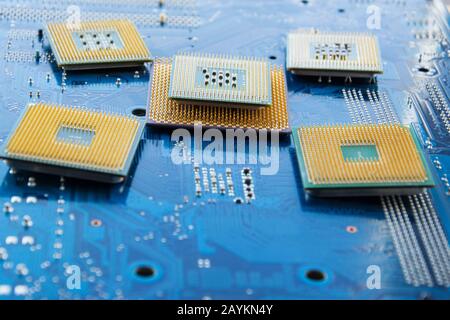 Viele Computer CPU Central Processing Unit Nahaufnahme auf dem Motherboard-Hintergrund, Sockel der zentralen Prozesseinheit, Anschluss der cpu an die Hauptplatine, Stockfoto