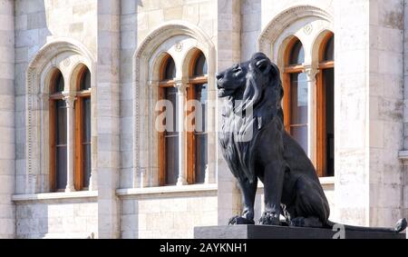 Ungarn, Budapester Parlament, Statue eines Löwen. Stockfoto