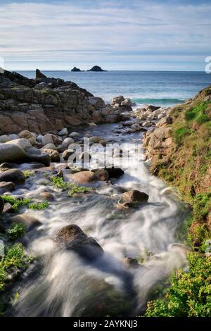 Der Fluss im Cot Valley mit den Brisons in der Ferne. Stockfoto