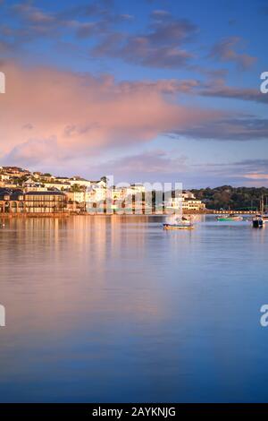 Falmouth Harbour nahm den Sonnenaufgang vom Prince of Wales Pier ein. Stockfoto