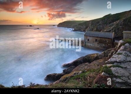 Die Alte RNLI Rettungsbootstation am Lizard Point in Cornwall. Stockfoto