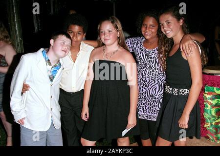 Wassermühle, NY, USA. August 2008. Southampton Elementary School Buddies in der Eröffnungsveranstaltung Der Venetian Foundation Best Buddies Hamptons Beach Bash in einem privaten Wohnsitz. Kredit: Steve Mack/Alamy Stockfoto