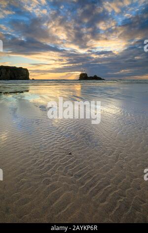 Perranporth Strand bei Sonnenuntergang eingefangen. Stockfoto