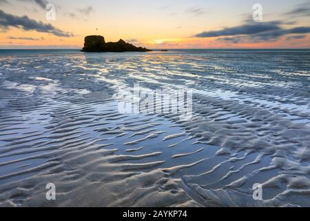 Perranporth Strand bei Sonnenuntergang eingefangen. Stockfoto