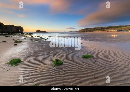 Perranporth Strand bei Sonnenuntergang eingefangen. Stockfoto