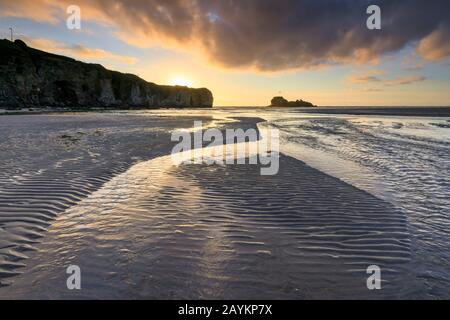 Perranporth Strand bei Sonnenuntergang eingefangen. Stockfoto