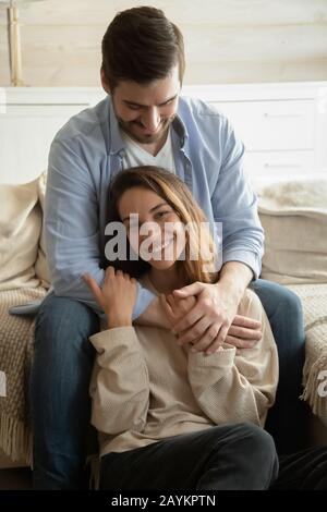 Porträt der fröhlichen kleinen Umarmung des Paares, die für das Bild posiert Stockfoto