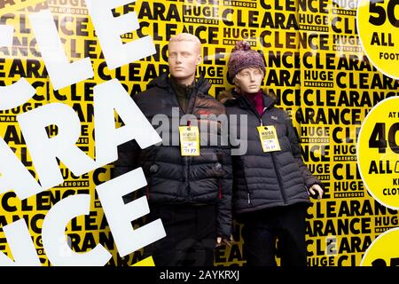 Die Verkaufsfenster für Sonderangebote zeigen die harten Zeiten der Einzelhändler auf der Straße Stockfoto