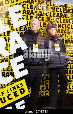 Die Verkaufsfenster für Sonderangebote zeigen die harten Zeiten der Einzelhändler auf der Straße Stockfoto
