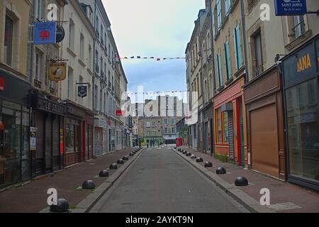 Cherbourg, FRANKREICH - 6. Juni 2019 - Leere Straße mit Steingebäude in der traditionellen Stadt Stockfoto