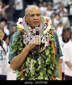 15. Februar 2020 - Bob Nash, Legende der University of Hawaii, wurde zur Halbzeit geehrt, wobei sein Trikot mit der Nummer 33 während eines Spiels zwischen den UC Irvine Anteaters und den Hawaii Rainbow Warriors im Stan Sheriff Center in Honolulu, HI - Michael Sullivan/CSM zurückgezogen wurde Stockfoto