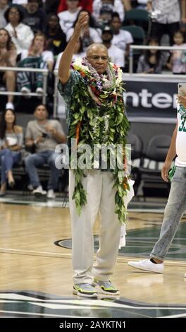 15. Februar 2020 - Bob Nash, Legende der University of Hawaii, wurde zur Halbzeit geehrt, wobei sein Trikot mit der Nummer 33 während eines Spiels zwischen den UC Irvine Anteaters und den Hawaii Rainbow Warriors im Stan Sheriff Center in Honolulu, HI - Michael Sullivan/CSM zurückgezogen wurde Stockfoto