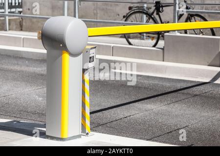 Automatische Auto-Schranke mit Überwachungskamera, Sicherheits- und Zugangskontrolle Stockfoto
